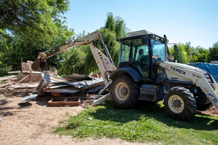 El municipio derribó una vivienda precaria instalada en un asentamiento