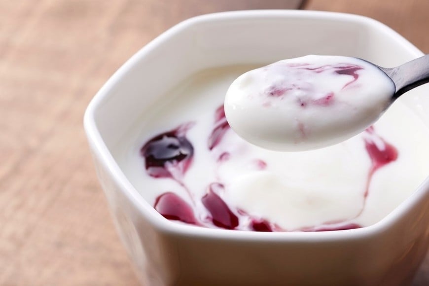El yogur puede ser una herramienta útil para quienes buscan mejorar su salud gastrointestinal de forma natural.