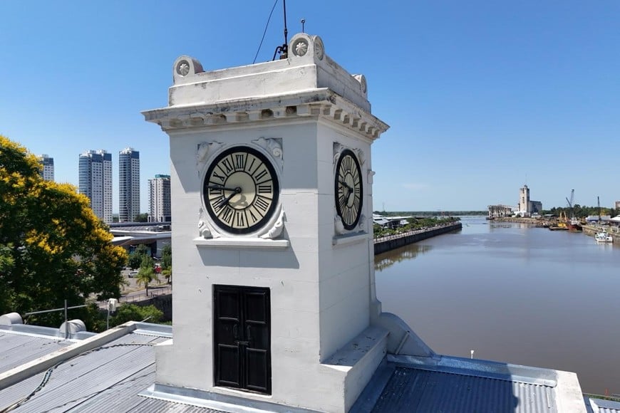 1911, la fecha del elaboración de reloj portuario. Foto: Fernando Nicola