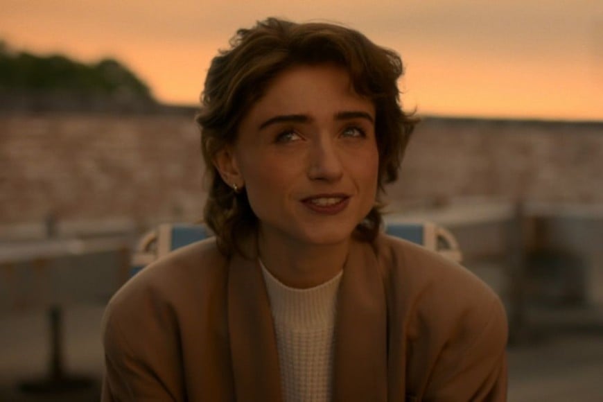 Natalia Dyer en “Stranger Things”: El pelo corto con el que se despide el personaje no fue casual: se inspiró en la Julia Roberts de comienzos de los 90.