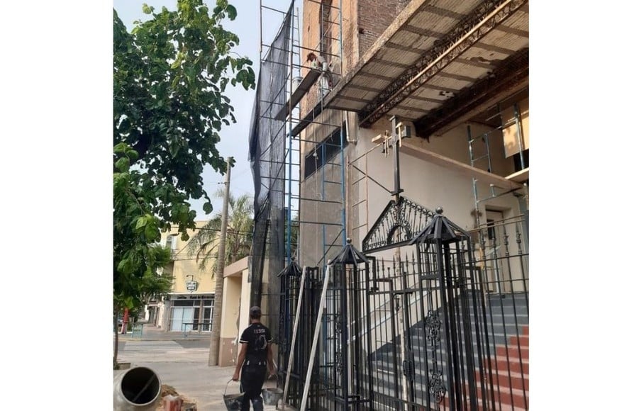 La humedad, el paso del tiempo y el desgaste de la mezcla entre los ladrillos motivaron la decisión de avanzar con el revoque del frente del edificio. Foto: Gentileza