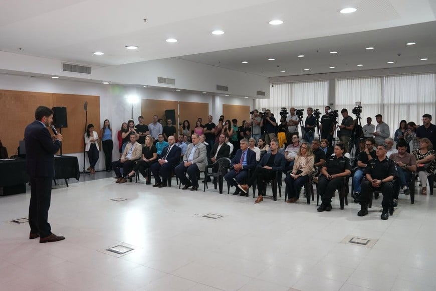 Pullaro encabezó la apertura de sobres en el Data Center provincial.