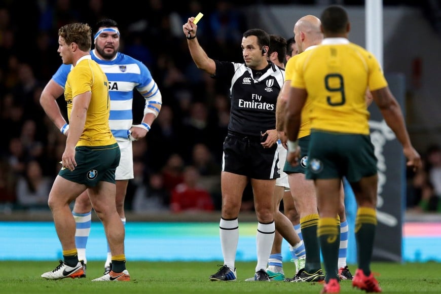 Rugby Union Britain - Argentina v Australia - Rugby Championship - Twickenham Stadium, London, England - 8/10/16
Australia's Michael Hooper is shown a yellow card by the referee and sent to the sin bin
Action Images via Reuters / Henry Browne
Livepic
EDITORIAL USE ONLY. londres inglaterra Michael Hooper campeonato torneo Championship 2016 rugby rugbiers partido seleccion argentina los pumas australia