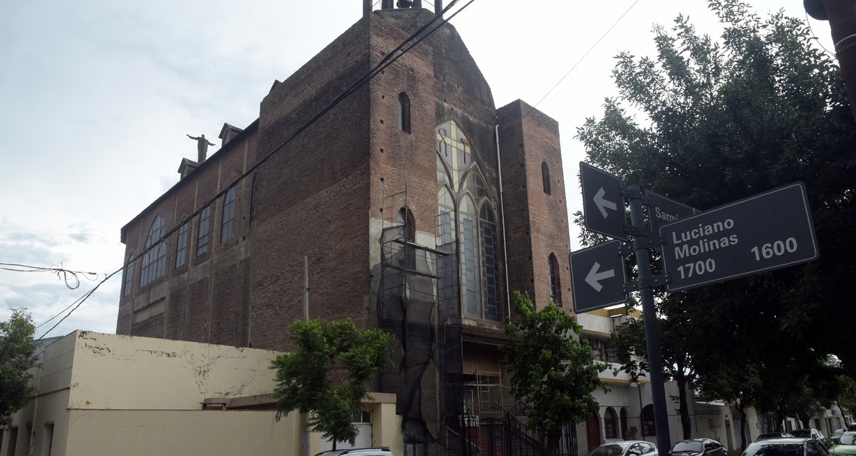 Frente de la iglesia de La Salette en obras
