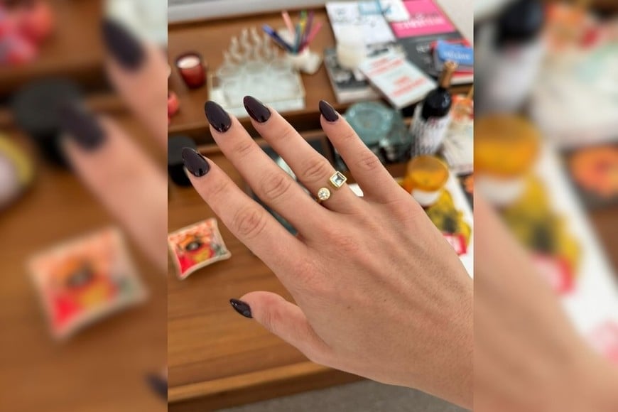 Diseño clásico con dos piedras que simbolizan unión y equilibrio.