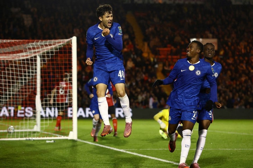Soccer Football - Carabao Cup - Third Round - Lincoln City v Chelsea - LNER Stadium, Lincoln, Britain - September 23, 2025
Chelsea's Facundo Buonanotte celebrates scoring their second goal with Jamie Gittens Action Images via Reuters/Lee Smith EDITORIAL USE ONLY. NO USE WITH UNAUTHORIZED AUDIO, VIDEO, DATA, FIXTURE LISTS, CLUB/LEAGUE LOGOS OR 'LIVE' SERVICES. ONLINE IN-MATCH USE LIMITED TO 120 IMAGES, NO VIDEO EMULATION. NO USE IN BETTING, GAMES OR SINGLE CLUB/LEAGUE/PLAYER PUBLICATIONS. PLEASE CONTACT YOUR ACCOUNT REPRESENTATIVE FOR FURTHER DETAILS..     TPX IMAGES OF THE DAY