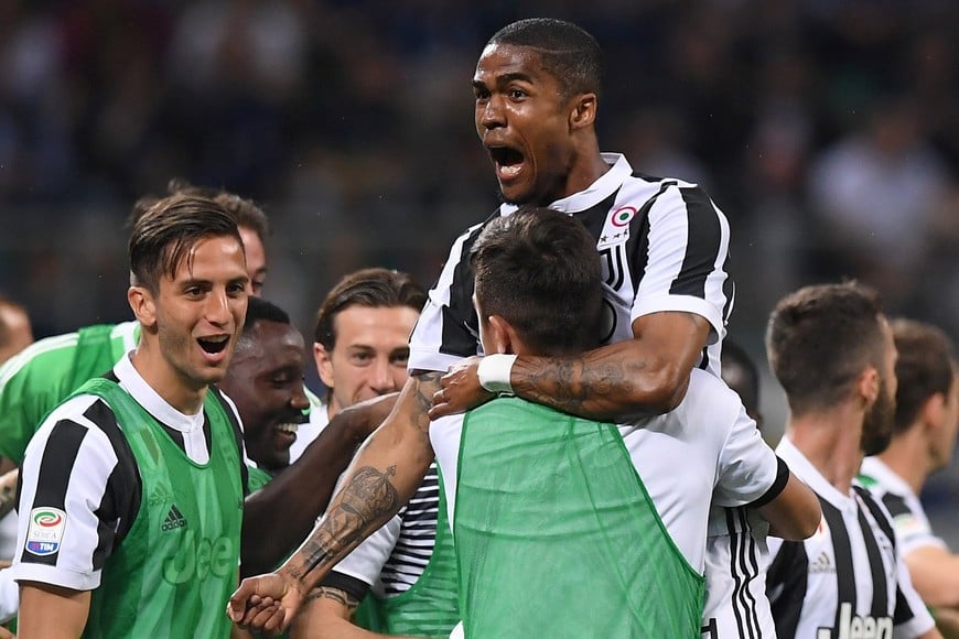 Soccer Football - Serie A - Inter Milan vs Juventus - San Siro, Milan, Italy - April 28, 2018   Juventus' Douglas Costa celebrates scoring their first goal   REUTERS/Alberto Lingria
bentancur milan italia douglas costa futbol campeonato italiano liga italia futbol futbolistas inter juventus
