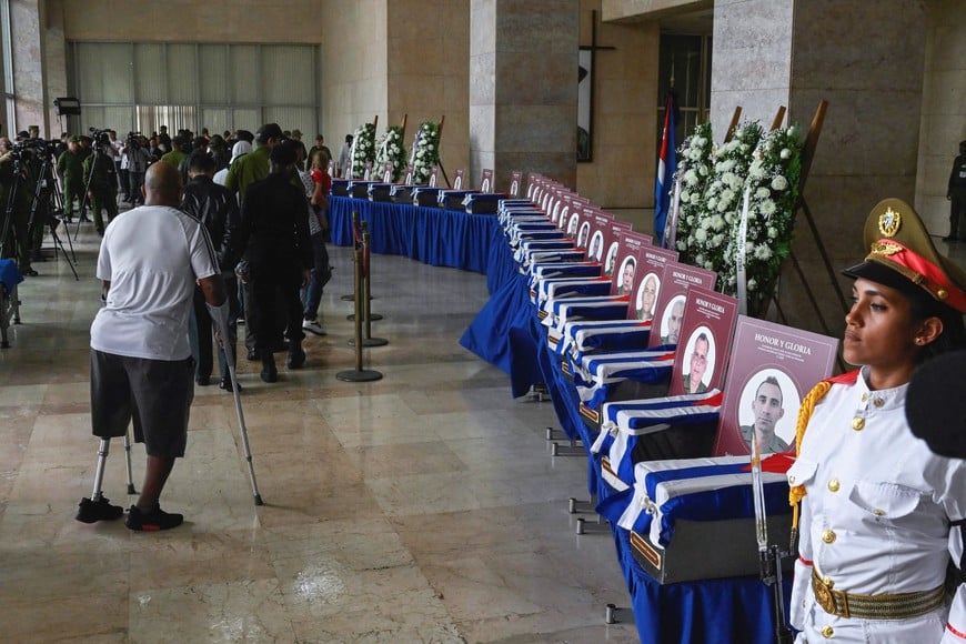 A member of the Cuban military honor guard stands as people pay their respects at the Cuban-flag-draped urns of soldiers killed in the U.S. strike and capture of Venezuelan President Nicolas Maduro and his wife, Cilia Flores, in Caracas on January 3, as Cuba honors the soldiers at the Ministry of the Revolutionary Armed Forces in Havana, Cuba, January 15, 2026. REUTERS/Norlys Perez