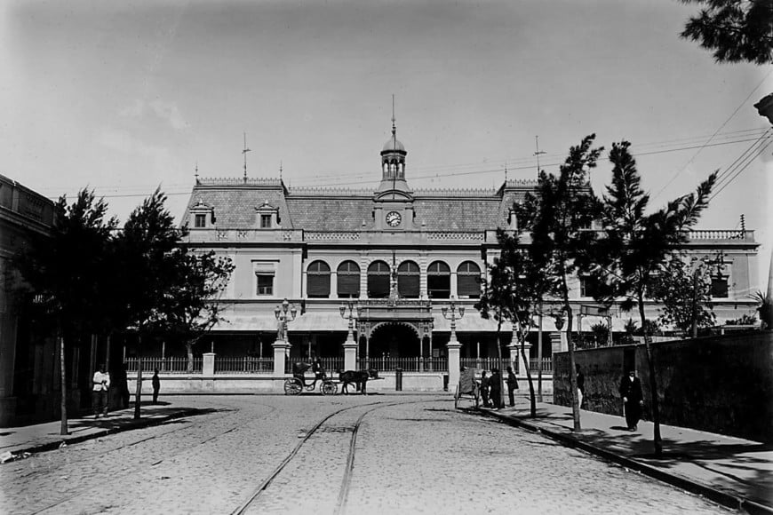 El reloj en la desaparecida estación de trenes "la francesa", hoy allí está la terminal de ómnibus.