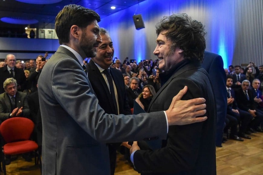 Sonrisas y protocolo entre el presidente Javier Milei y el gobernador Maximiiano Pullaro, sin diálogos ni puntos de contacto entre sus discursos. Atrás el intendente de Rosario, Pablo Javkin.