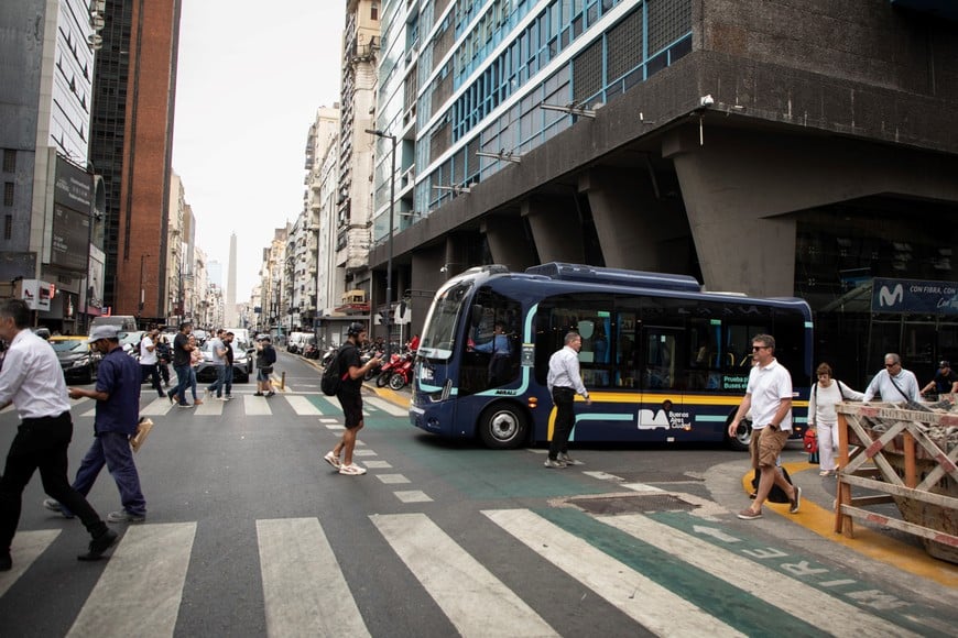 (260115) -- BUENOS AIRES, 15 enero, 2026 (Xinhua) -- Imagen del 9 de enero de 2026 de un autobús eléctrico fabricado por la empresa china AsiaStar circulando en una avenida, en la ciudad de Buenos Aires, capital de Argentina. Argentina ha comenzado a dar pasos hacia la electromovilidad de la mano de vehículos eléctricos de origen chino, que empiezan a integrarse a la oferta de movilidad alternativa en el país, ganando presencia y despertando mayor interés entre los usuarios. (Xinhua/Martín Zabala) (mz) (da) (ra) (vf)