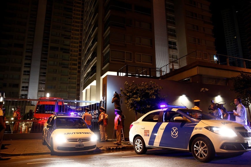 acusacion fiscal causa amia atentado terrorista acuerdo con iran memorandum denuncia presidenta y canciller  Members of the coast guard guard the entrance of an apartment building, the home of Argentine prosecutor Alberto Nisman, in Buenos Aires January 19, 2015. Nisman, who accused President Cristina Fernandez of orchestrating a cover-up in the investigation of Iran over the 1994 bombing of a Jewish community center has been found dead in his apartment, authorities said on Monday. REUTERS/Marcos Brindicci (ARGENTINA - Tags: POLITICS CRIME LAW) buenos aires  conmocion muerte fiscal alberto nisman caso amia fiscal que acuso  presidenta y canciller de encubrimiento prefectura sale del edificio Le Parc