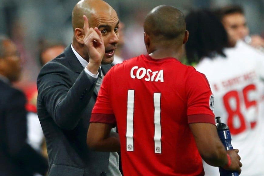 Football Soccer - Bayern Munich v Benfica - UEFA Champions League Quarter-finals First leg - Allianz Arena, Munich, Germany - 05/04/16  Bayern Munich's coach Pep Guardiola talks to Douglas Costa REUTERS/Michaela Rehle   munich alemania Pep Guardiola Douglas Costa campeonato torneo champions league copa liga campeones uefa europea futbol futbolistas partido bayern munich benfica