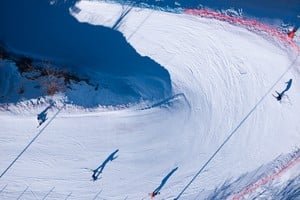 (260115) -- ALMATY, 15 enero, 2026 (Xinhua) -- Vista aérea tomada con un dron el 13 de enero de 2026 de personas esquiando en una estación de esquí, en Almaty, Kazajistán. En invierno, los habitantes de Almaty salen al aire libre para disfrutar de los deportes de hielo y nieve. (Xinhua/Li Renzi) (jg) (ah) (vf)