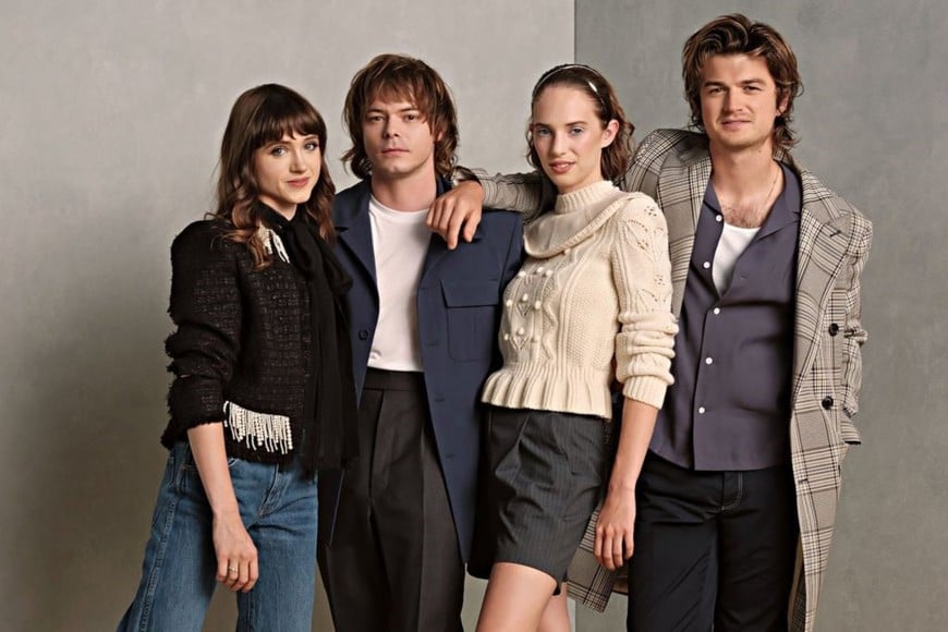 Los jóvenes de “Stranger Things”: Natalia Dyer, Charlie Heaton, Maya Hawke y Joe Keery, en una sesión fotográfica para la Young Nation Magazine, en 2022.