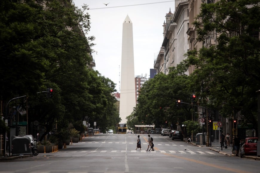 (260101) -- BUENOS AIRES, 1 enero, 2026 (Xinhua) -- Personas cruzan una calle durante el primer día del año, en la ciudad de Buenos Aires, capital de Argentina, el 1 de enero de 2026. (Xinhua/Martín Zabala) (mz) (da) (ra) (vf)