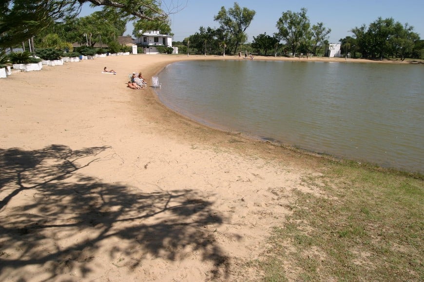 Arena y agua fresca, para sobrepasar los calores santafesinos.
