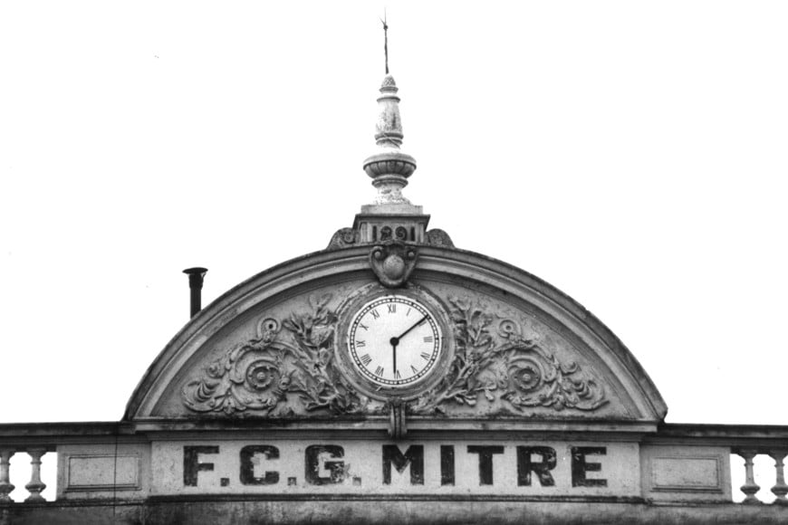 El antiguo reloj de la estación Mitre.