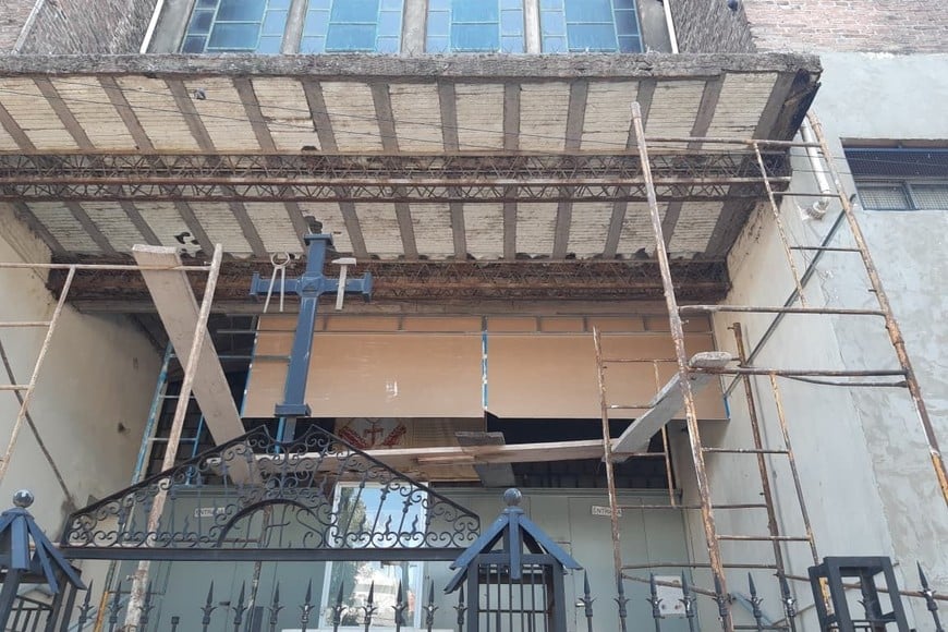 Se reformulará el techo sobre el atrio y se colocarán baldosas en la escalera de ingreso al templo.