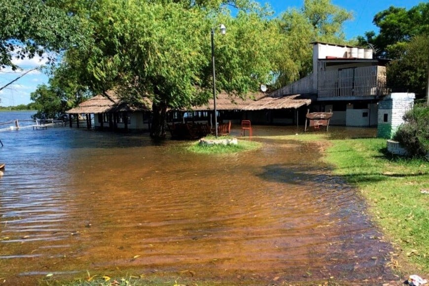 Con las crecidas, el agua avanzaba en el sector del quincho. Gentileza