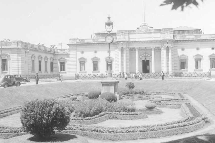 Frente a la Legislatura, un bello reloj que ya no está.