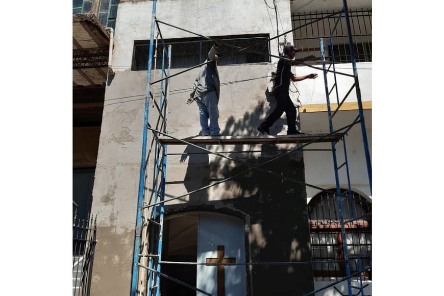 Avanza el revoque del frente de la Iglesia, ubicada en Sarmiento 3927.