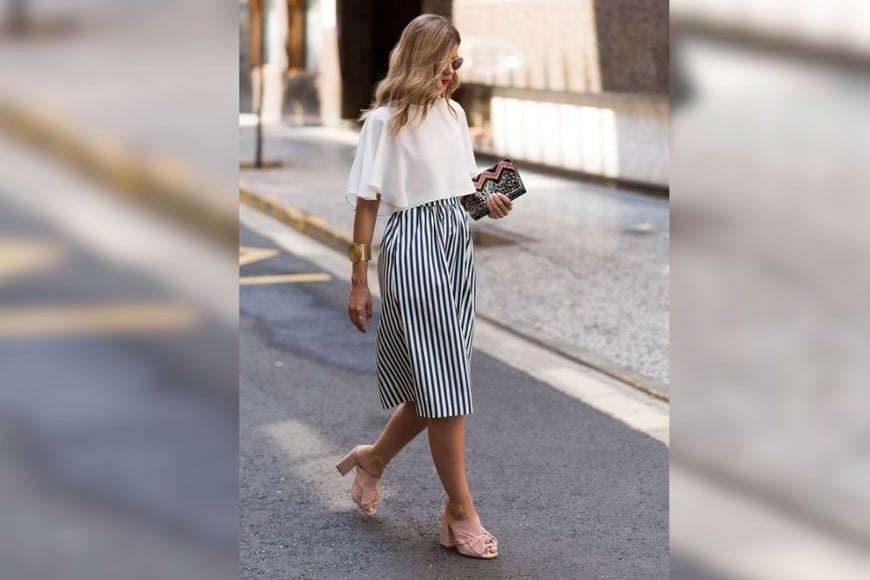 El estampado lineal se adapta a looks  livianos ideales para jornadas cálidas.