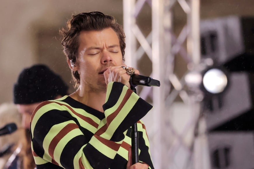 FILE PHOTO: Harry Styles performs on NBC's "Today" show in Manhattan, New York City, New York, U.S., May 19, 2022. REUTERS/Andrew Kelly/File Photo
