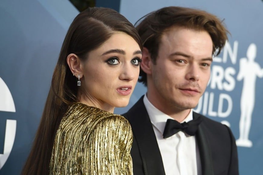 Natalia Dyer junto a su novio Charlie Heaton, compañeros en “Stranger Things”