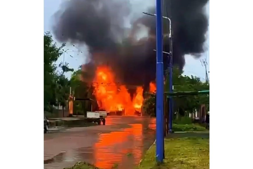 Desde otro ángulo, el incendio el explosión que dejó