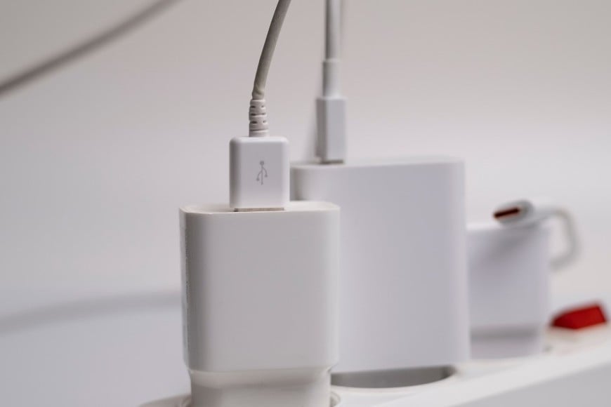 Un cargador conectado sigue consumiendo una pequeña cantidad de electricidad