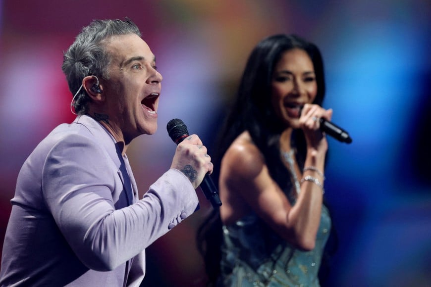 Soccer Football - FIFA World Cup 2026 - FIFA World Cup 2026 Draw - John F. Kennedy Center for the Performing Arts, Washington, D.C., U.S. - December 5, 2025
Musicians Robbie Williams and Nicole Scherzinger perform during the FIFA World Cup 2026 draw Pool via REUTERS/Dan Mullan     TPX IMAGES OF THE DAY