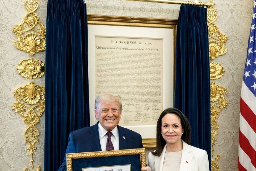 U.S. President Trump meets with Venezuelan opposition leader Maria Corina Machado in the Oval Office, during which she presented the President with her Nobel Peace Prize, in Washington, D.C, U.S., released January 15, 2026. Daniel Torok/The White House/Handout via REUTERS    THIS IMAGE HAS BEEN SUPPLIED BY A THIRD PARTY     TPX IMAGES OF THE DAY