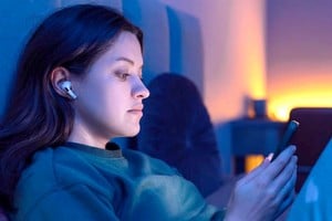 El uso de pantallas antes de dormir tiene efectos concretos sobre la calidad del sueño.