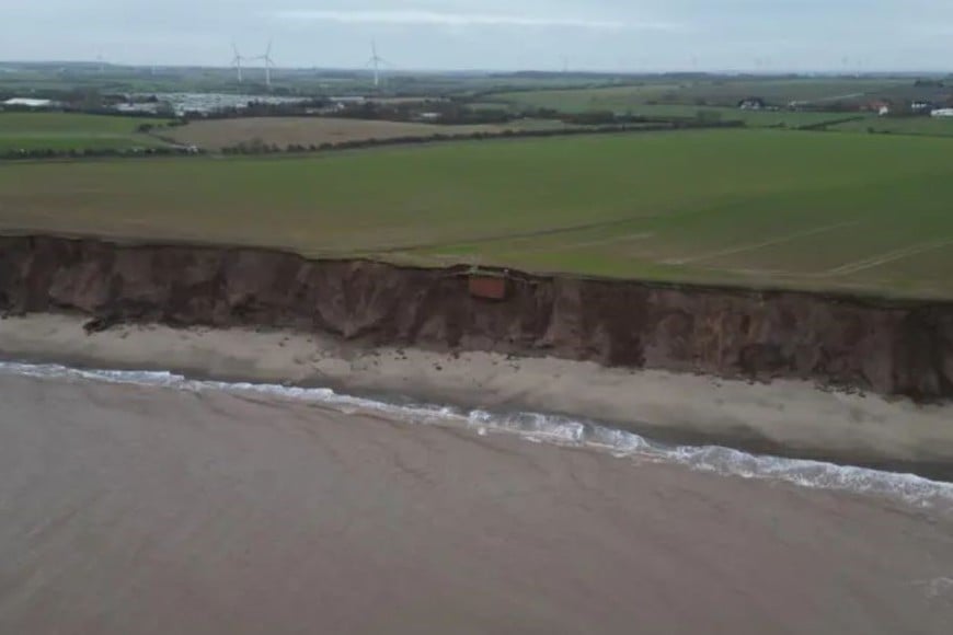 El búnker antinuclear que está a punto de caer al mar por la erosión costera.