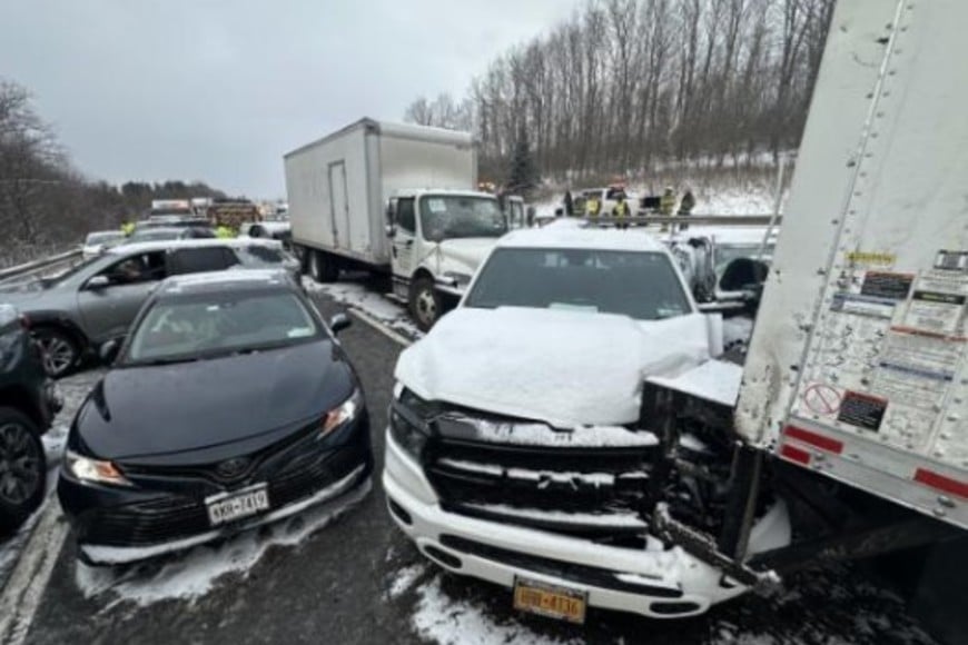 Camiones y autos quedaron inmovilizados por el impacto.