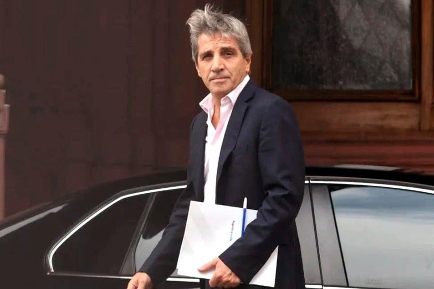 Luis Caputo analiza distintas alternativas para cubrir los vencimientos de deuda de enero.