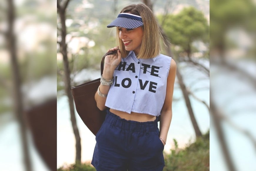 Las viseras ganan espacio en looks urbanos y de descanso.