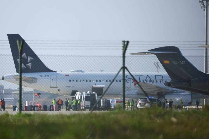 A Turkish Airlines plane is inspected by police after a false bomb threat following an emergency landing at Josep Tarradellas-El Prat Airport in Barcelona, Spain January 15, 2026. REUTERS/Albert Gea