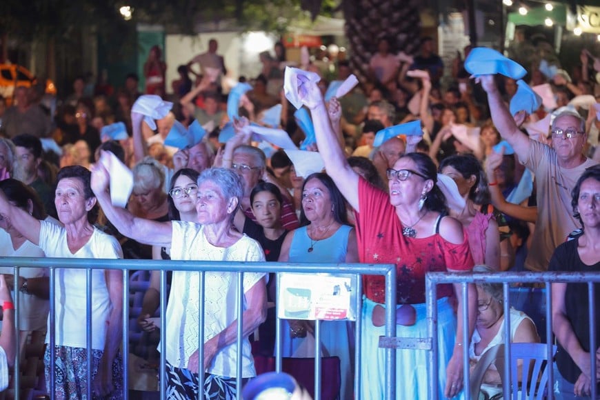 El público se acercó temprano para asegurar su lugar frente al escenario principal.