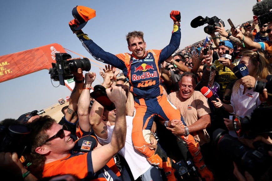 Rallying - Dakar Rally - Stage 13 - Yanbu to Yanbu - Yanbu, Saudi Arabia - January 17, 2026
Red Bull Ktm Factory Racing's Luciano Benavides celebrates after winning in the bike category REUTERS/Stephane Mahe     TPX IMAGES OF THE DAY