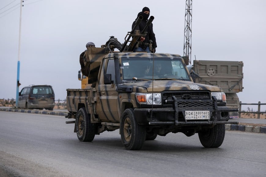 Syrian Democratic Forces (SDF) fighters are deployed after days of clashes in eastern Aleppo, to Tabqa, Syria, January 17, 2026. REUTERS/Orhan Qereman