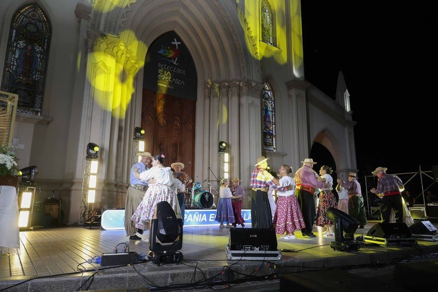 Artistas locales y regionales brindaron espectáculos para todos los públicos.