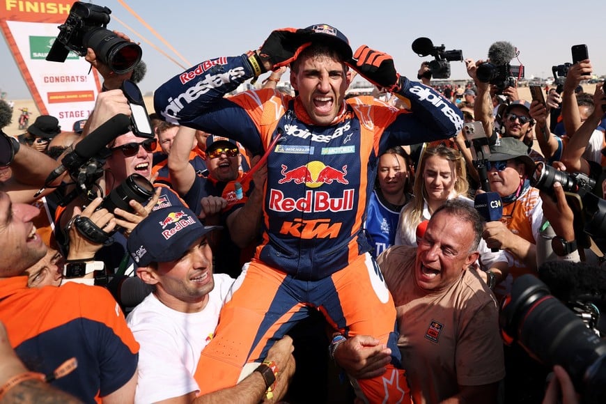 Rallying - Dakar Rally - Stage 13 - Yanbu to Yanbu - Yanbu, Saudi Arabia - January 17, 2026
Red Bull Ktm Factory Racing's Luciano Benavides celebrates after winning in the bike category REUTERS/Stephane Mahe