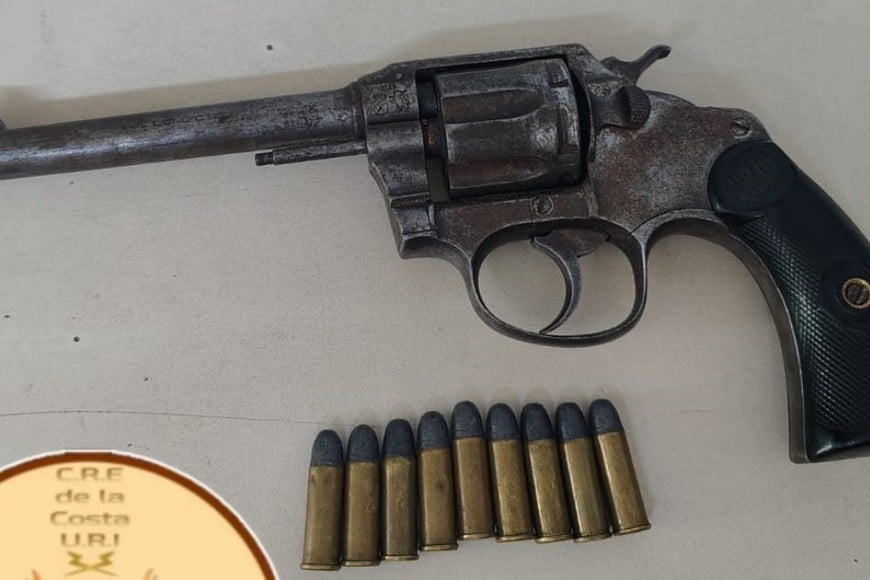 El revólver incautado cerca del atracadero de la balsa. Foto: El Litoral