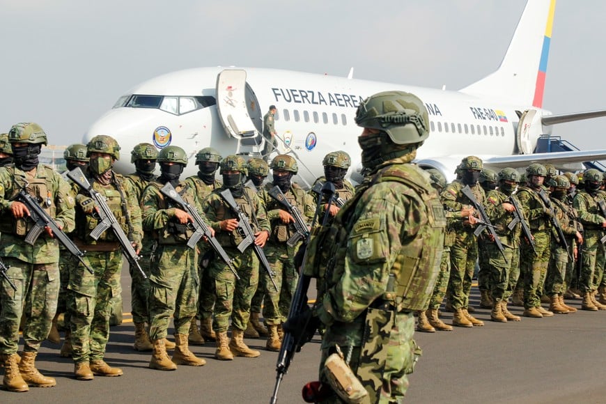 (260116) -- GUAYAQUIL, 16 enero, 2026 (Xinhua) -- Elementos de las Fuerzas Armadas de Ecuador permanecen en formación tras su llegada en aeronaves de la Fuerza Aérea Ecuatoriana como parte del despliegue masivo de militares en una nueva ofensiva contra la delincuencia organizada, en la ciudad de Guayaquil, Ecuador, el 16 de enero de 2026. El Gobierno de Ecuador anunció el jueves el despliegue masivo de cerca de 10.000 militares en las provincias costeras del Guayas, Los Ríos y Manabí, como parte de una nueva fase ofensiva contra la delincuencia organizada, informó el Ministerio de Defensa Nacional. (Xinhua/Ricardo Landeta) (rl) (jg) (da) (vf)