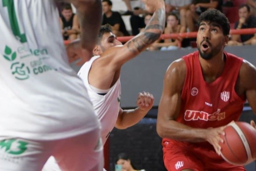 El brasileño Queiros sumó 10 puntos en la victoria tatengue. Foto: LNB.