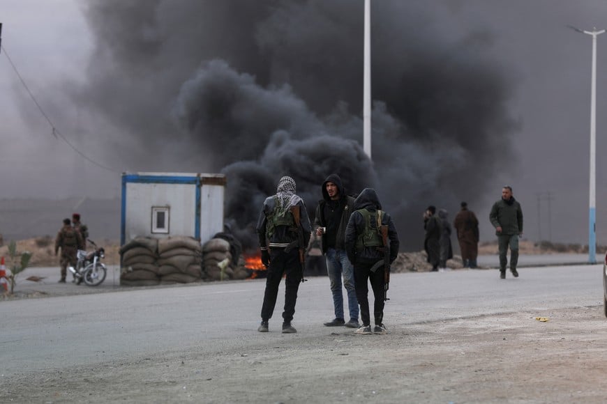 Syrian Democratic Forces (SDF) fighters gather as they are deployed after days of clashes in eastern Aleppo, in Tabqa, Syria, January 17, 2026. REUTERS/Orhan Qereman