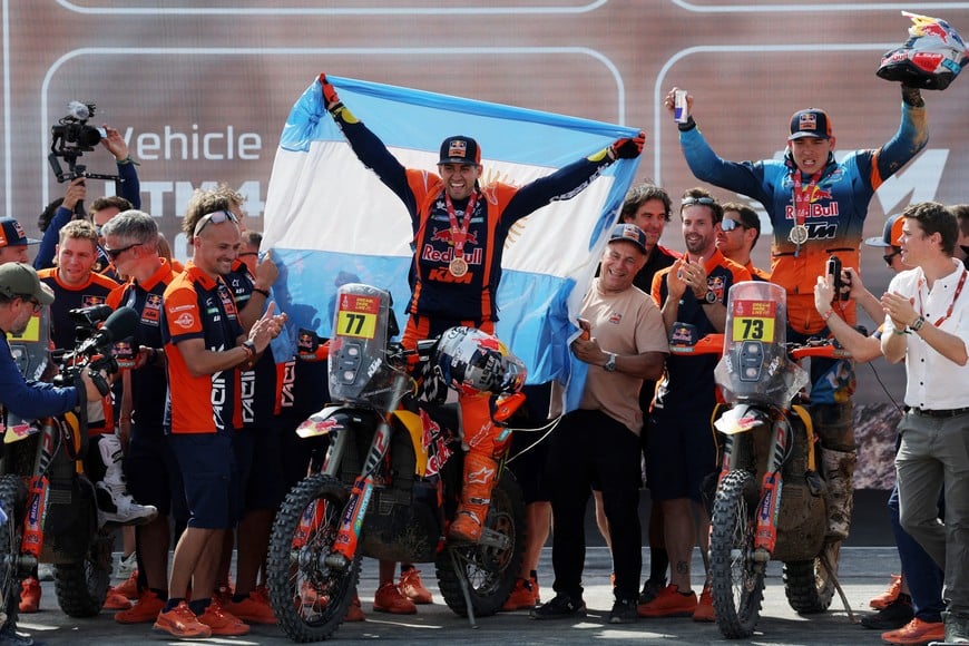 Rallying - Dakar Rally - Stage 13 - Yanbu to Yanbu - Yanbu, Saudi Arabia - January 17, 2026
Red Bull Ktm Factory Racing's Luciano Benavides celebrates with teammates after winning in the bike category alongside fifth placed Red Bull Ktm Factory Racing's Daniel Sanders and fifteenth placed Red Bull Ktm Factory Racing's Edgar Canet REUTERS/Stephane Mahe