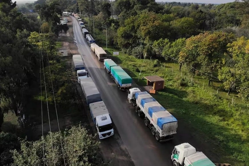 Por tierra. Una ruta llena de camiones con destinos a países limítrofes. Crédito: Archivo